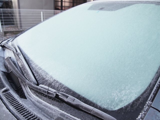 冬の車トラブル フロントガラスの凍結を30秒で解消して発車するには Forza Style ファッション ライフスタイル フォルツァスタイル