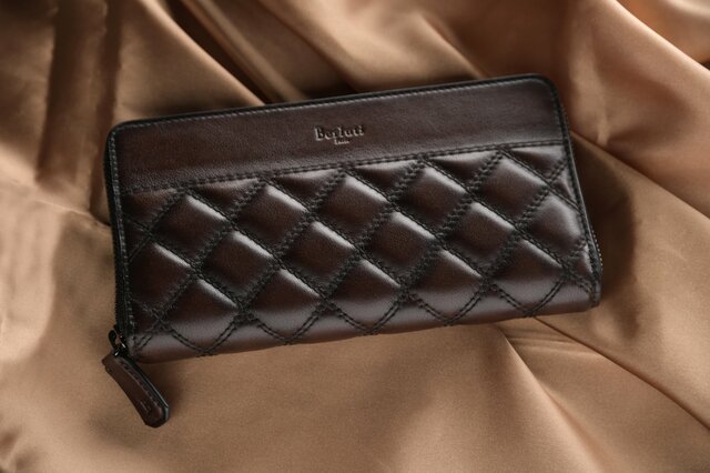 ベルルッティ」のお財布は、男心を射抜く特別な存在 - 小物