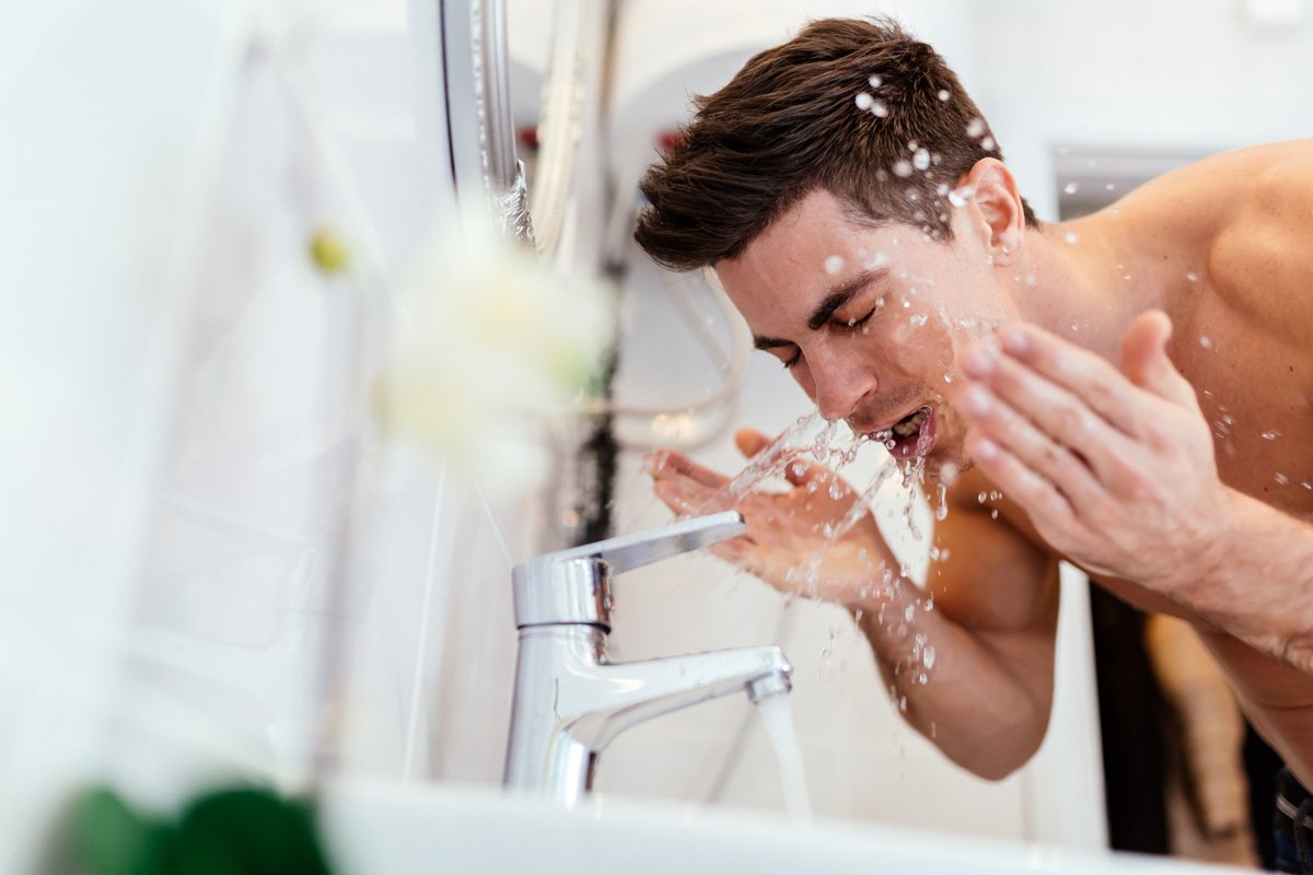 Мужчина бреет видео. Парень умывается. Умывание мужчина. Умывание лица мужчина. Парень умывает лицо.