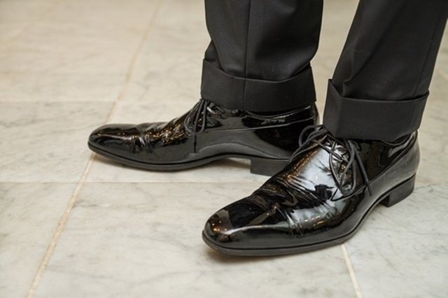ファッショントリビア】男性のエナメル靴。シーンで使い分ける
