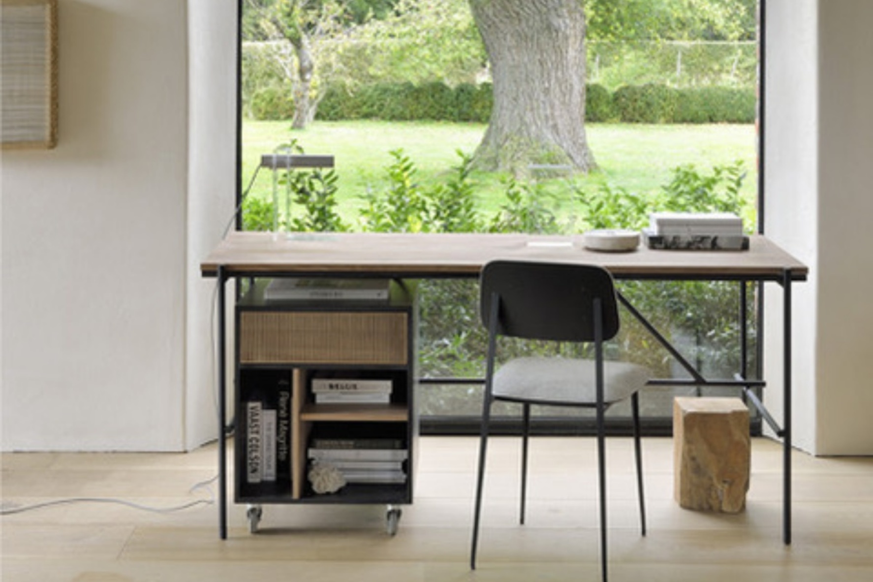 エスニクラフトの木製サイドテーブル-