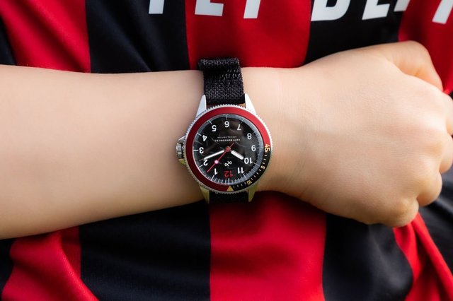 ACミラン公式腕時計】選手のユニフォーム入り腕時計が2週間の期間限定 